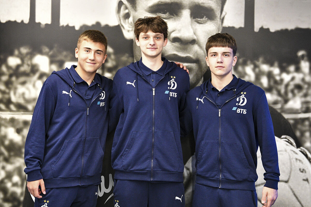 Три юных игрока заключили профессиональные контракты с ФК «Динамо»